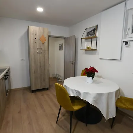 Quiet One-bedroom Near Center Free Parking Apartment *