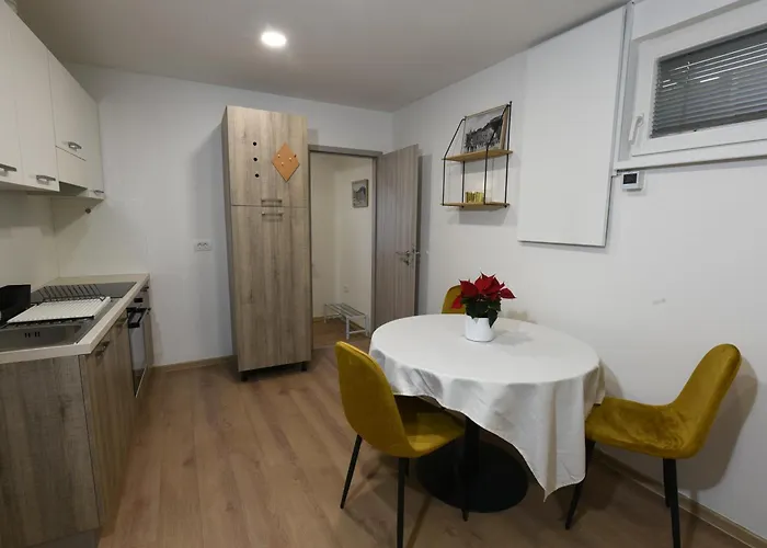 Quiet One-bedroom Near Center Free Parking Apartment *